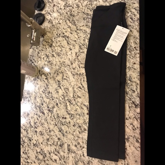 lululemon NWT Black wunder under crops mid rise 4 - Picture 2 of 7